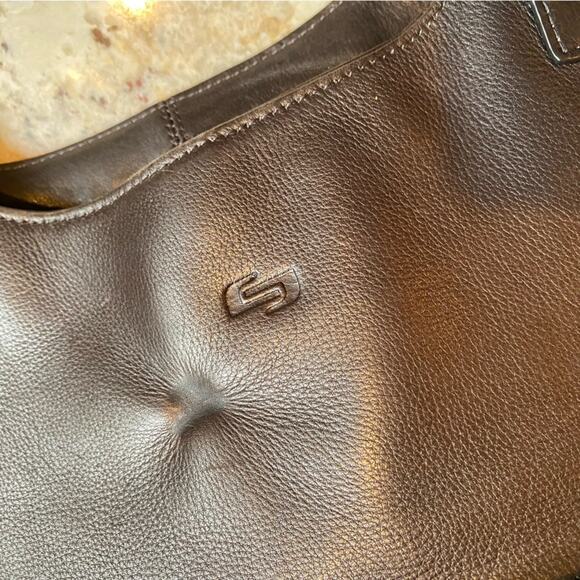 Solo New York 16" Leather Laptop Bucket Tote Bag - Picture 9 of 16